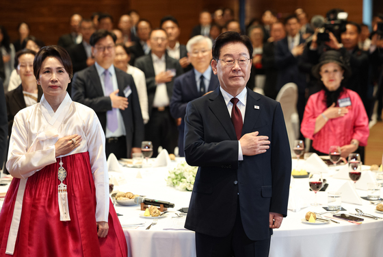 李대통령 "급유하고 그냥 가기 뭐해서"…독일 동포들 빵 터졌다(종합)