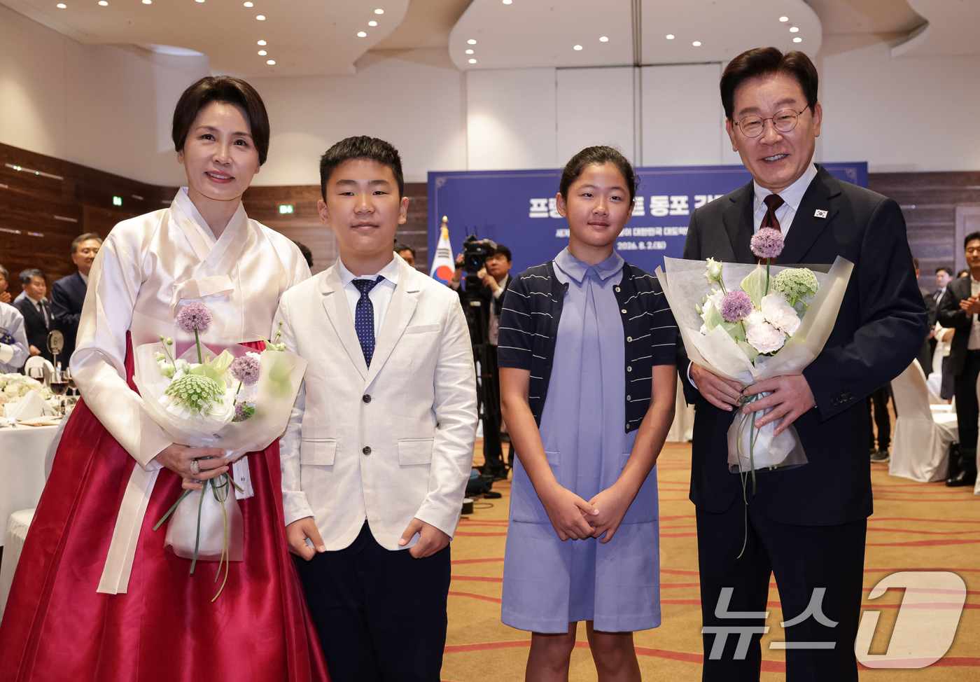 (프랑크푸르트(독일)=뉴스1) 허경 기자 = 이재명 대통령과 김혜경 여사가 2일(현지시간) 독일 프랑크푸르트 한 호텔에서 열린 동포 간담회에서 화동들에게 꽃다발을 전달 받은 후 기 …