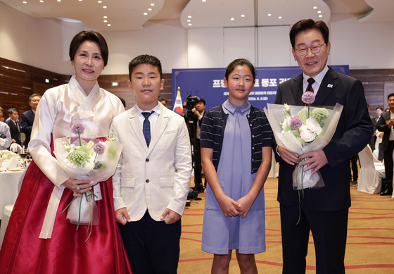 화동들과 기념촬영 하는 이재명 대통령·김혜경 여사