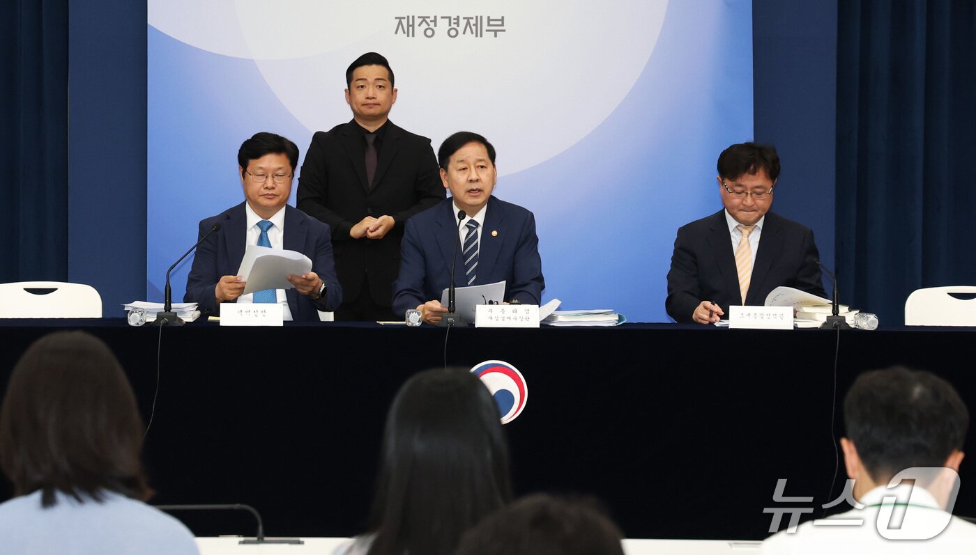 본문 이미지 - 구윤철 부총리 겸 재정경제부 장관이 지난달 30일 정부세종청사에서 열린 사전브리핑에서 '2026년 세제개편안'을 발표하고 있다. 2026.7.30 ⓒ 뉴스1 김기남 기자