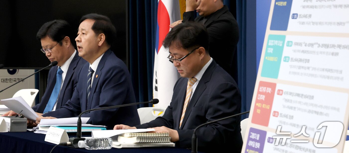 본문 이미지 - 구윤철 부총리 겸 재정경제부 장관이 지난달 30일 정부세종청사에서 열린 사전브리핑에서 '2026년 세제개편안'을 발표하고 있다. 2026.7.30 ⓒ 뉴스1 김기남 기자 