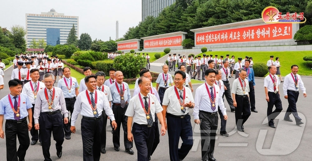 (평양 노동신문=뉴스1) = 북한 노동당 기관지 노동신문은 20일 김일성종합대학이 창립 80주년을 맞아 "국가적 의의가 큰 수십 건의 무게 있는 과제를 비롯해 수백 건의 과학 연구 …