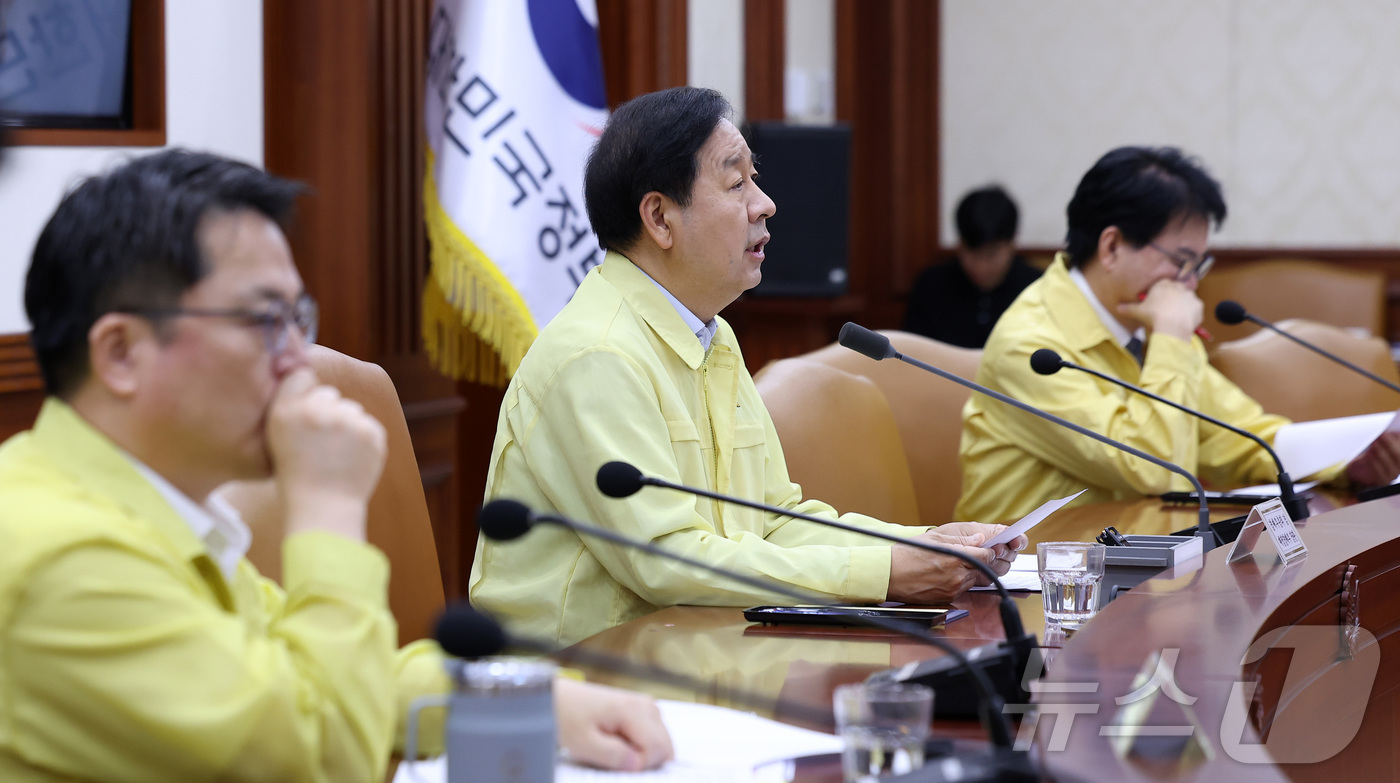 (서울=뉴스1) 김성진 기자 = 구윤철 경제부총리 겸 재정경제부 장관이 20일 서울 종로구 정부서울청사에서 열린 비상경제본부 회의 겸 경제관계장관회의 겸 민생물가 특별관리 관계장관 …