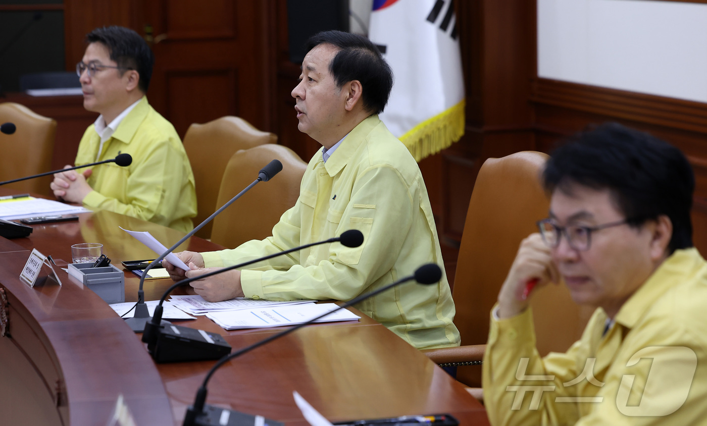 (서울=뉴스1) 김성진 기자 = 구윤철 경제부총리 겸 재정경제부 장관이 20일 서울 종로구 정부서울청사에서 열린 비상경제본부 회의 겸 경제관계장관회의 겸 민생물가 특별관리 관계장관 …