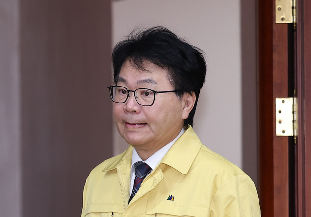 비상경제본부 회의 참석하는 이한주 경제·인문사회연구회 이사장