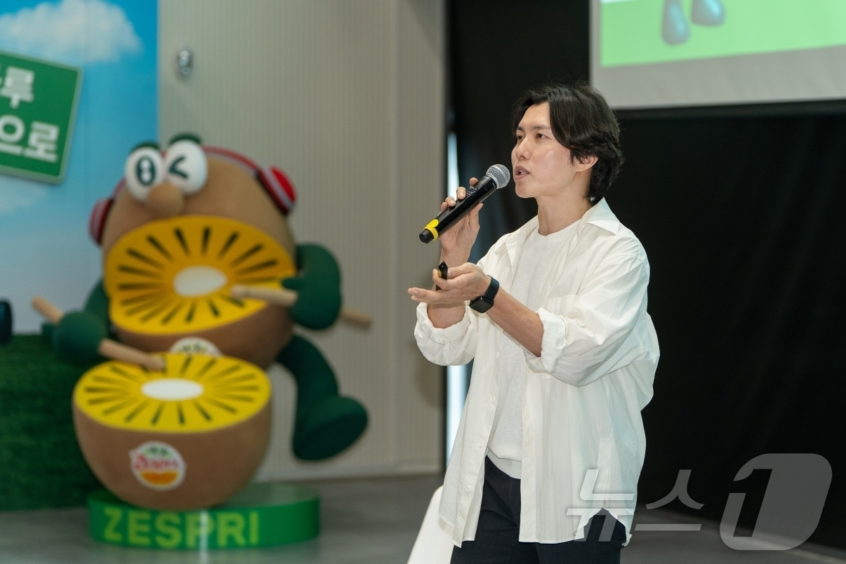 (서울=뉴스1) = 제스프리(Zespri)가 지난 19일 서울 강남구 씨스퀘어에서 참여자 150명과 내분비내과 전문의 우창윤 원장, 가수 겸 방송인 강남이 함께한 웰니스 토크콘서트 …