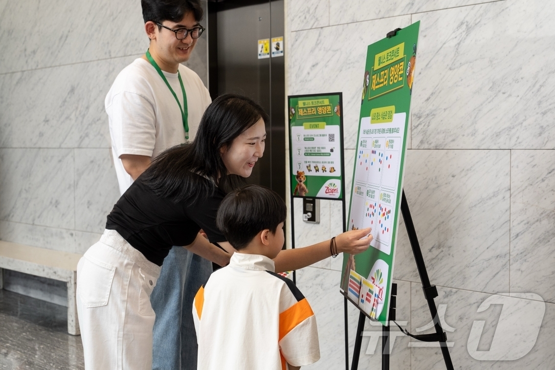 (서울=뉴스1) = 제스프리(Zespri)가 지난 19일 서울 강남구 씨스퀘어에서 참여자 150명과 내분비내과 전문의 우창윤 원장, 가수 겸 방송인 강남이 함께한 웰니스 토크콘서트 …