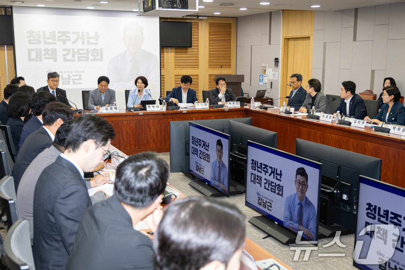 본문 이미지 - 한정애 더불어민주당 사무총장이 20일 서울 여의도 국회 의원회관에서 열린 더불어민주당 서울시당 주최 청년주거난 대책 간담회에서 모두 발언을 하고 있다. 2026.8.20 ⓒ 뉴스1 유승관 기자