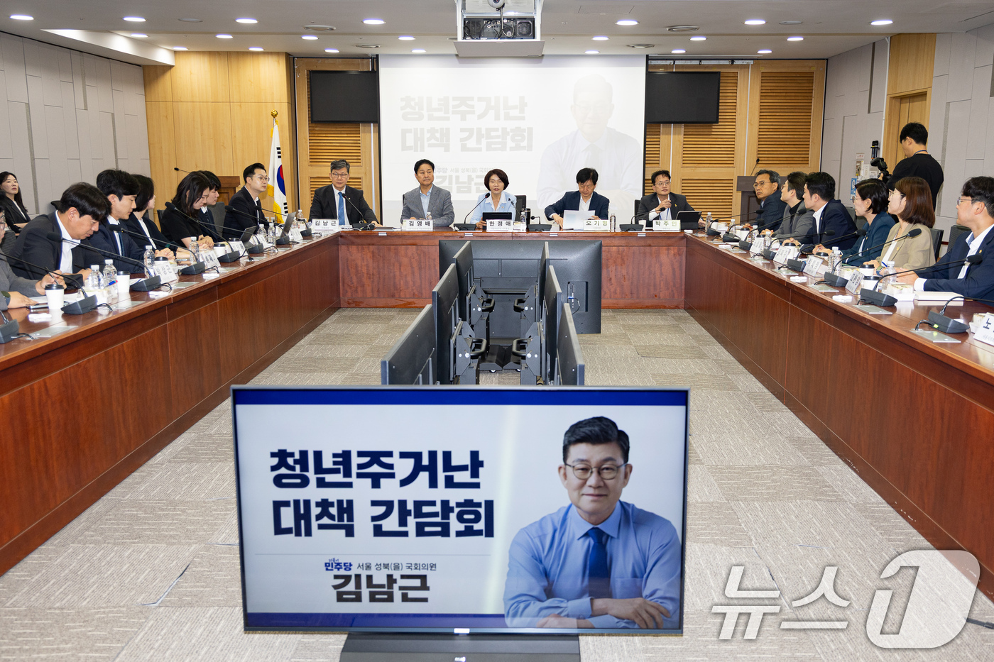 (서울=뉴스1) 유승관 기자 = 한정애 더불어민주당 사무총장이 20일 서울 여의도 국회 의원회관에서 열린 더불어민주당 서울시당 주최 청년주거난 대책 간담회에서 모두 발언을 하고 있 …