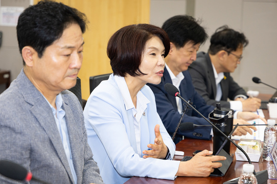 청년 부동산 대책 간담회 발언하는 한정애 민주당 사무총장
