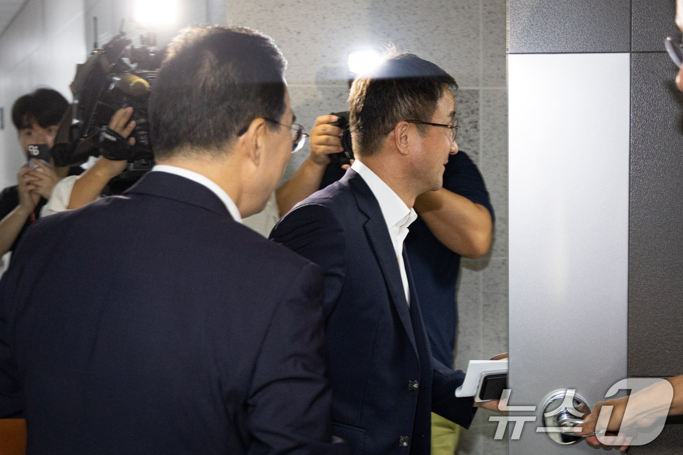 (서울=뉴스1) 유승관 기자 = 박홍근 기획예산처 장관(왼쪽)과 한병도 더불어민주당 원내대표가 20일 서울 여의도 국회 의원회관에서 열린 미래대응기금 관련 당정협의에 참석하고 있다 …