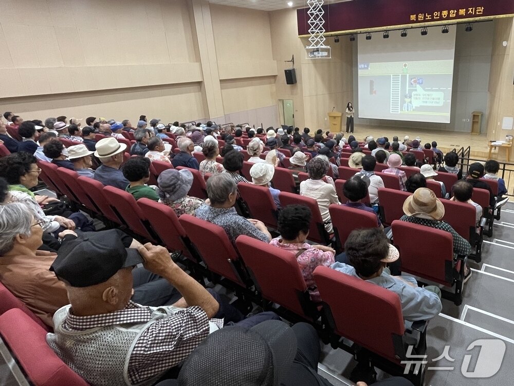 본문 이미지 - 원주 북원노인종합복지관에서 진행한 어르신 교통안전 교육.(한국도로교통공단 제공. 재판매 및 DB금지)/뉴스1