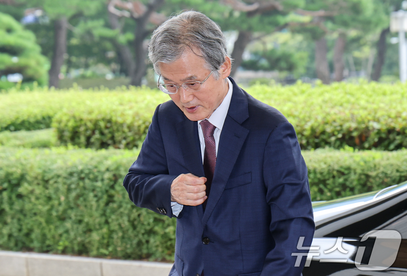 (서울=뉴스1) 김도우 기자 = 조희대 대법원장이 20일 서울 서초구 대법원으로 출근하고 있다.조 대법원장은 지난 18일 노태악 전 대법관과 이흥구 대법관 후임으로 손봉기 대구지방 …