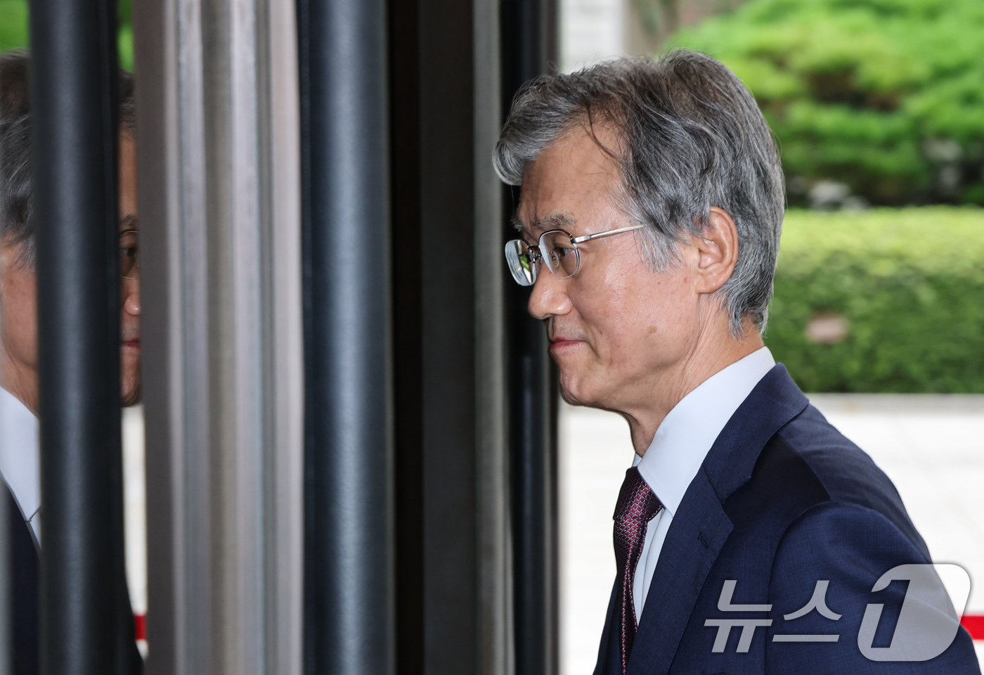 (서울=뉴스1) 김도우 기자 = 조희대 대법원장이 20일 서울 서초구 대법원으로 출근하고 있다.조 대법원장은 지난 18일 노태악 전 대법관과 이흥구 대법관 후임으로 손봉기 대구지방 …