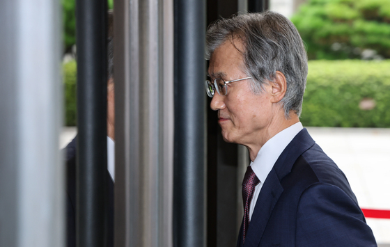 출근하는 조희대 대법원장
