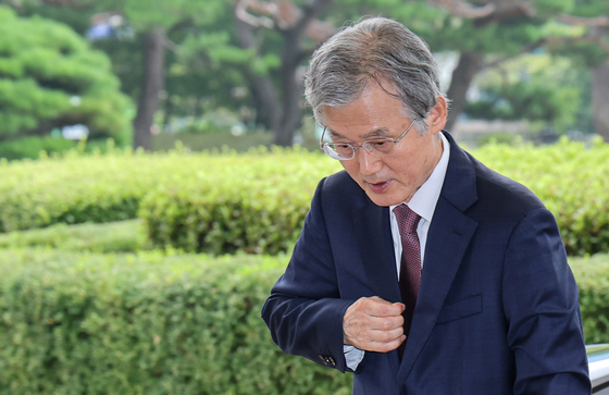 출근하는 조희대 대법원장