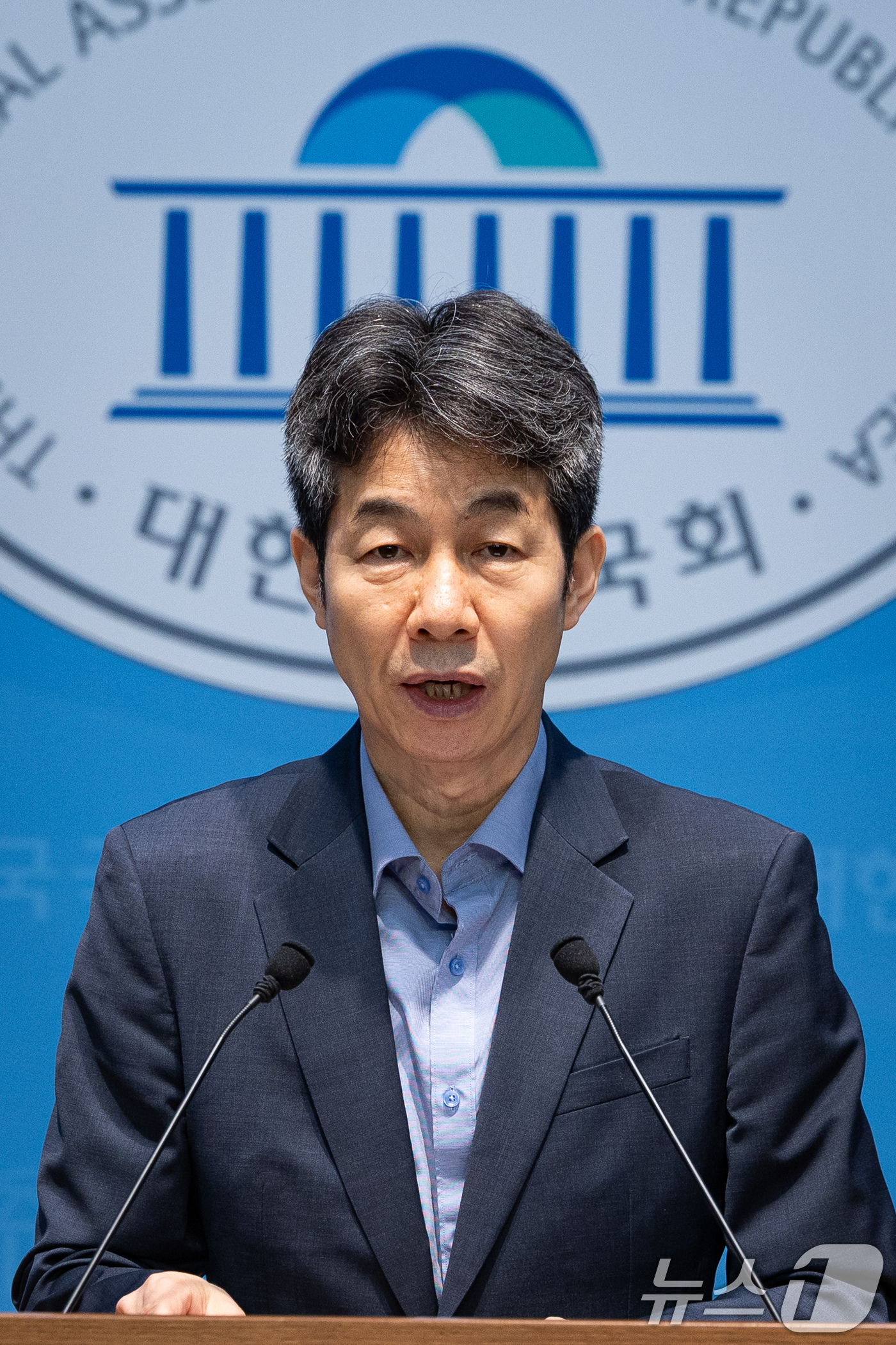 (서울=뉴스1) 유승관 기자 = 윤건영 더불어민주당 의원이 20일 서울 여의도 국회 소통관에서 윤석열 국정원의 민간인 사찰 실태 폭로 기자회견을 하고 있다. 2026.8.20/뉴스 …