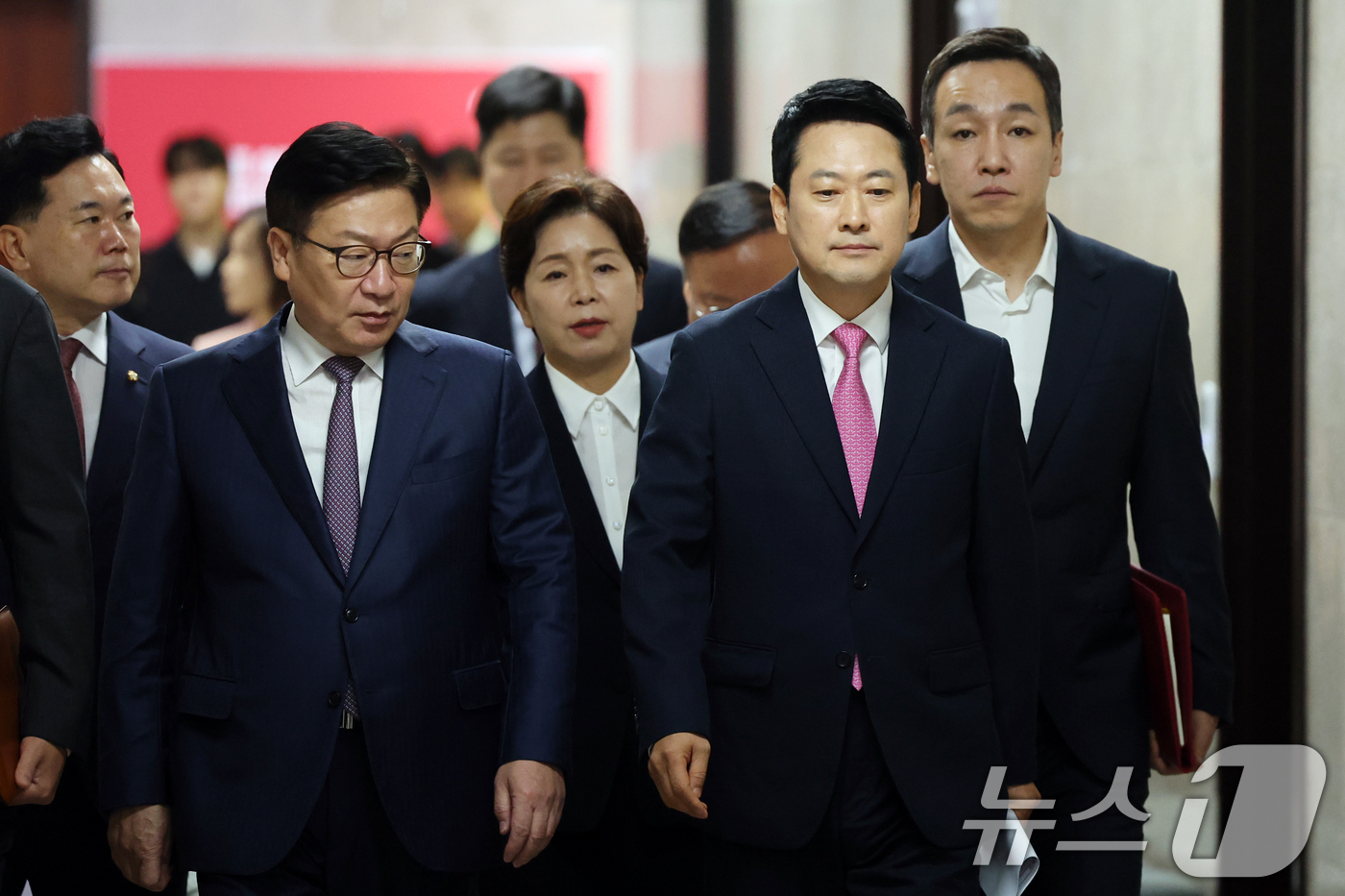 (서울=뉴스1) 황기선 기자 = 국민의힘 장동혁 대표와 정점식 원내대표 등 지도부가 20일 오전 서울 여의도 국회에서 열린 최고위원회의에 참석하고 있다.   2026.8.20/뉴스 …