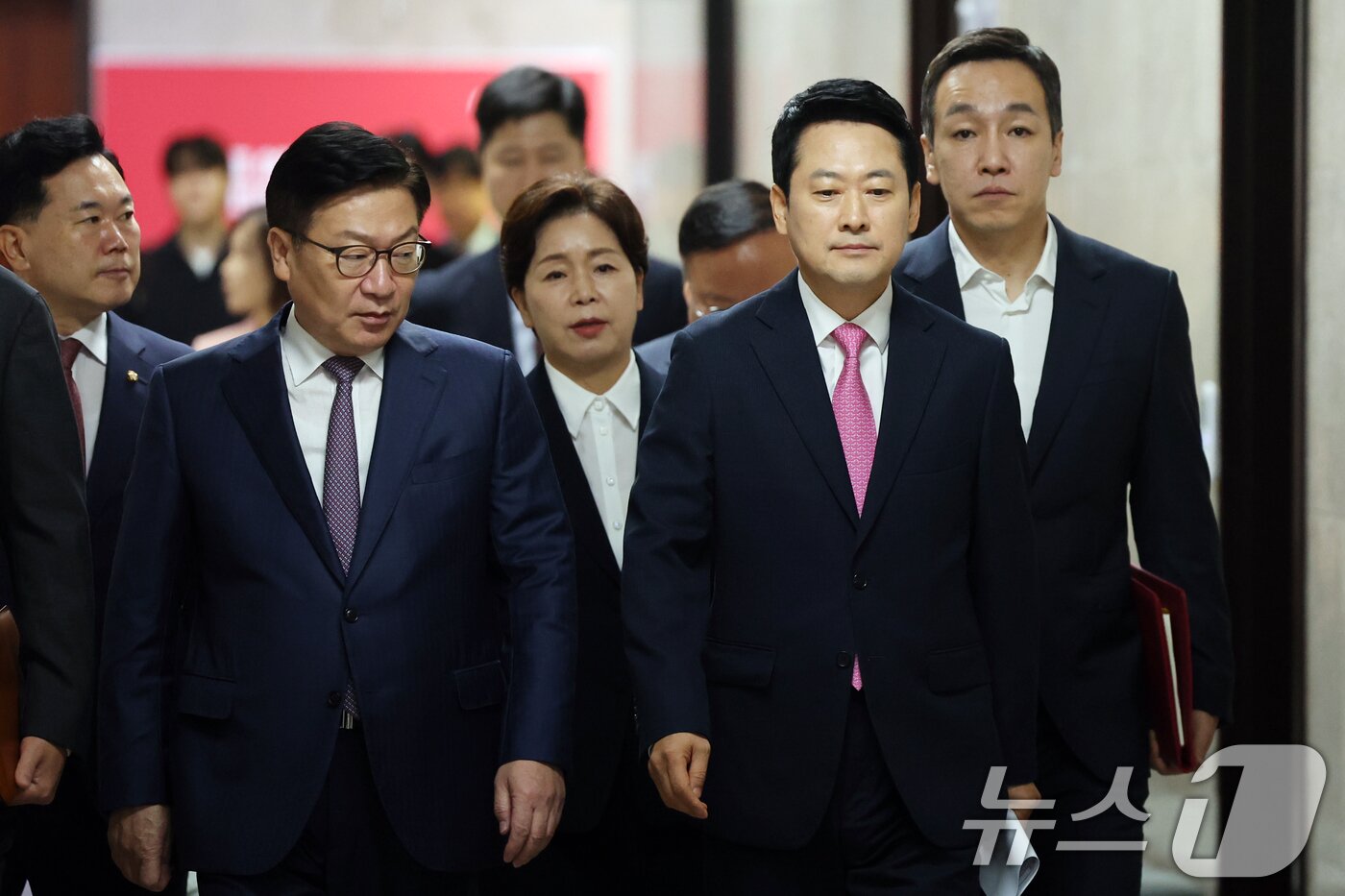 본문 이미지 - 국민의힘 장동혁 대표와 정점식 원내대표 등 지도부가 지난 20일 오전 서울 여의도 국회에서 열린 최고위원회의에 참석하고 있다. 2026.8.20 ⓒ 뉴스1 황기선 기자