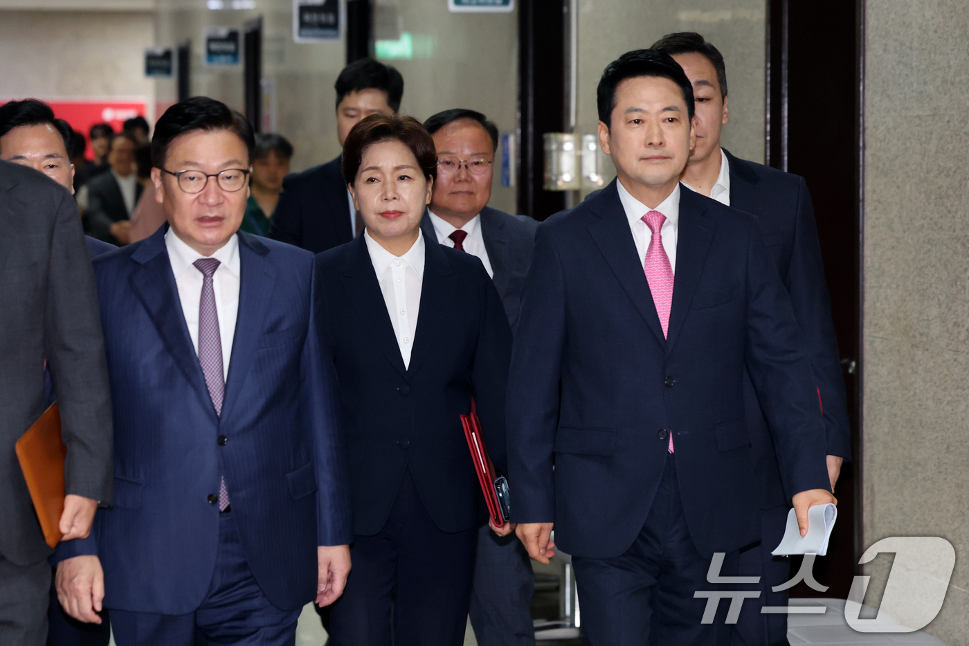 (서울=뉴스1) 황기선 기자 = 국민의힘 장동혁 대표와 정점식 원내대표 등 지도부가 20일 오전 서울 여의도 국회에서 열린 최고위원회의에 참석하고 있다.  2026.8.20/뉴스1 …