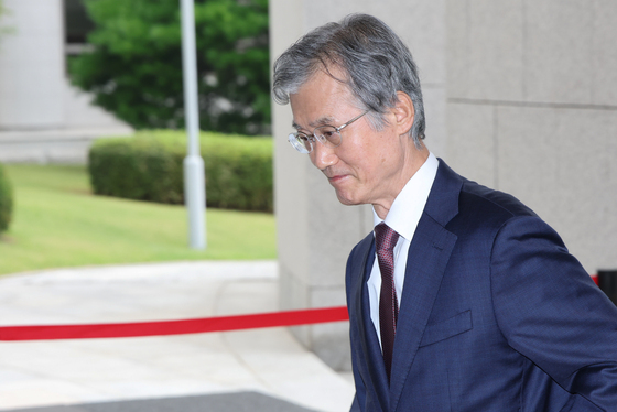 조희대 대법원장, '대법관 서면제청' 논란 속 출근