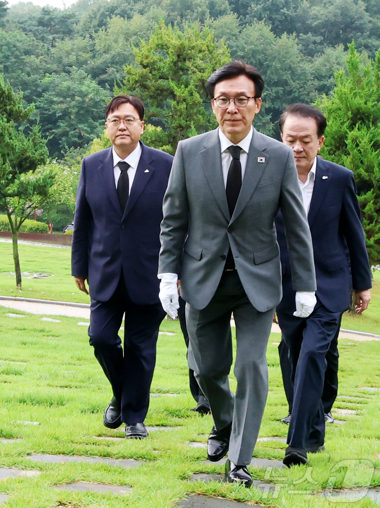 (세종=뉴스1) 김기남 기자 = 김민석 더불어민주당 대표가 20일 오전 세종시 은하수공원에 안장된  고(故) 이해찬 전 국무총리의 묘역을 찾아 참배하기 위해 이동하고 있다. 202 …