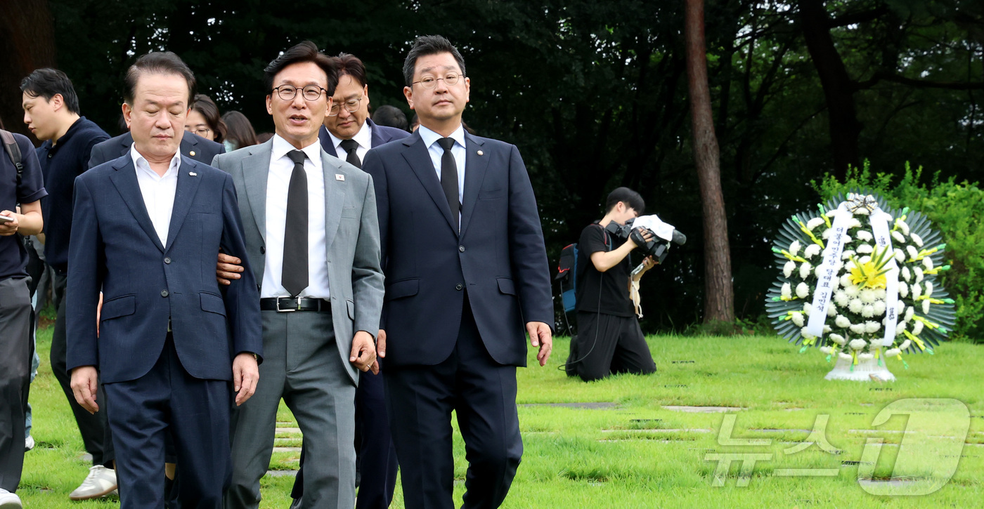 (세종=뉴스1) 김기남 기자 = 김민석 더불어민주당 대표가 20일 오전 세종시 은하수공원에 안장된  고(故) 이해찬 전 국무총리의 묘역을 찾아 참배한 뒤 이동하고 있다. 2026. …