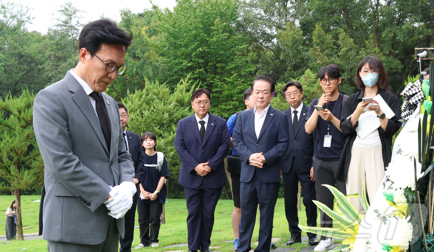 (세종=뉴스1) 김기남 기자 = 김민석 더불어민주당 대표가 20일 오전 세종시 은하수공원에 안장된  고(故) 이해찬 전 국무총리의 묘역을 찾아 참배하고 있다.  2026.8.20/ …