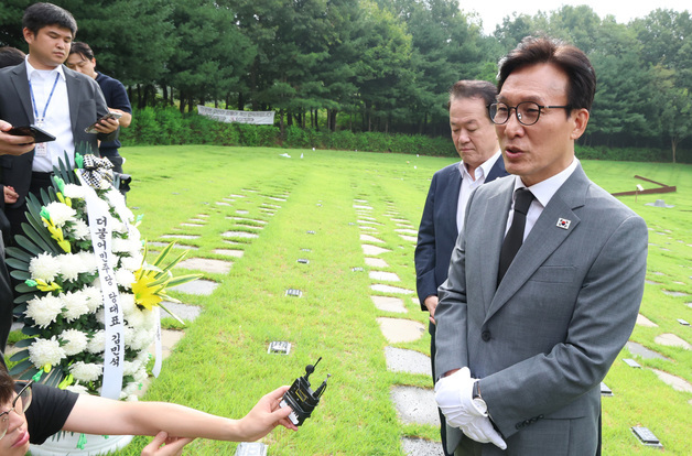 김민석 "'법치파괴 조희대 물러나라' 현수막 전국 게첩 지시"