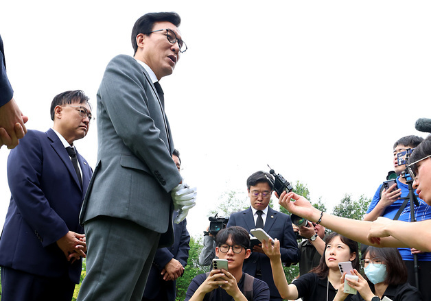 김민석 민주당 대표, 이해찬 전 국무총리 묘역 참배