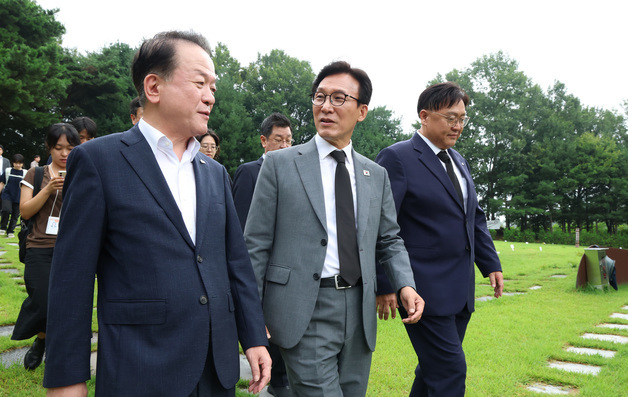 김민석 민주당 대표, 이해찬 전 국무총리 묘역 참배