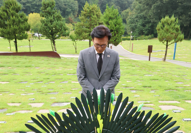 김민석 민주당 대표, 고(故) 이해찬 전 국무총리 묘역 참배