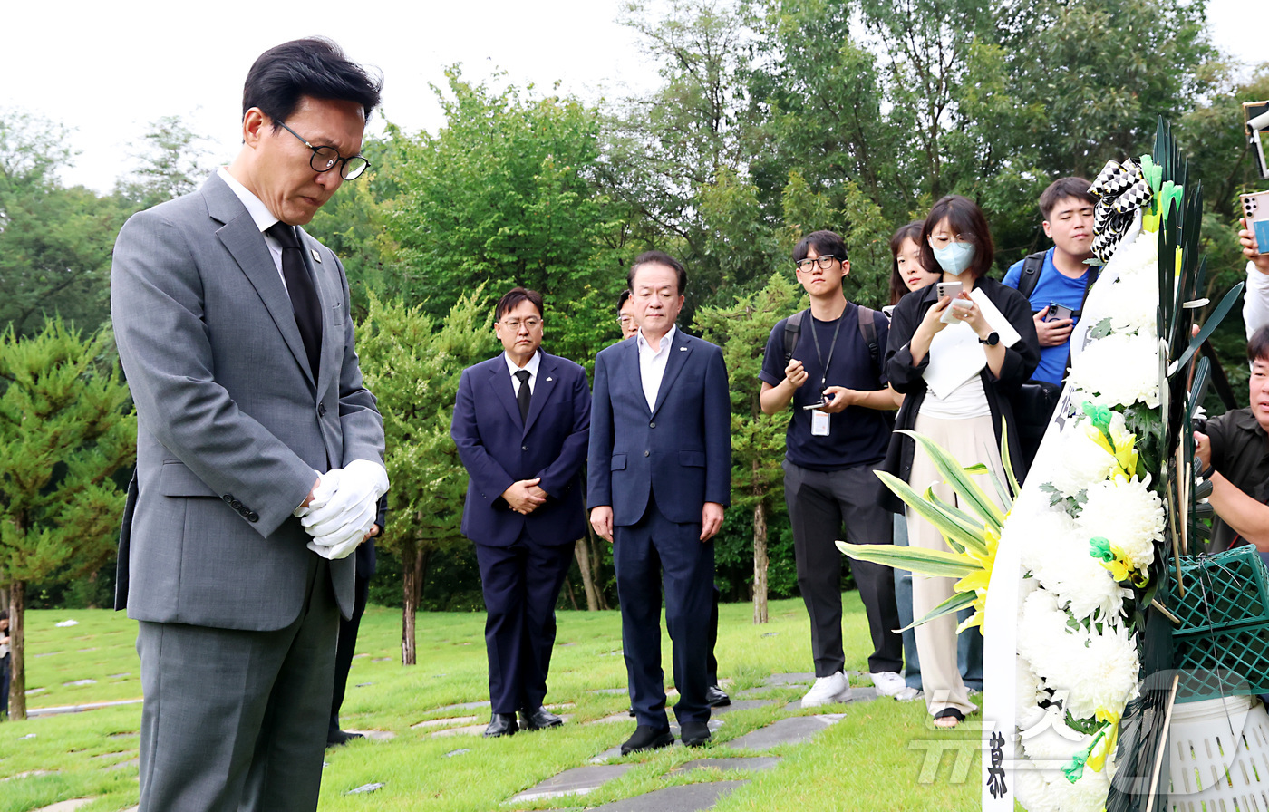 (세종=뉴스1) 김기남 기자 = 김민석 더불어민주당 대표가 20일 오전 세종시 은하수공원에 안장된  고(故) 이해찬 전 국무총리의 묘역을 찾아 참배하고 있다. 2026.8.20/뉴 …