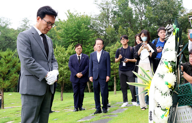 김민석 민주당 대표, 이해찬 전 국무총리 묘역 참배