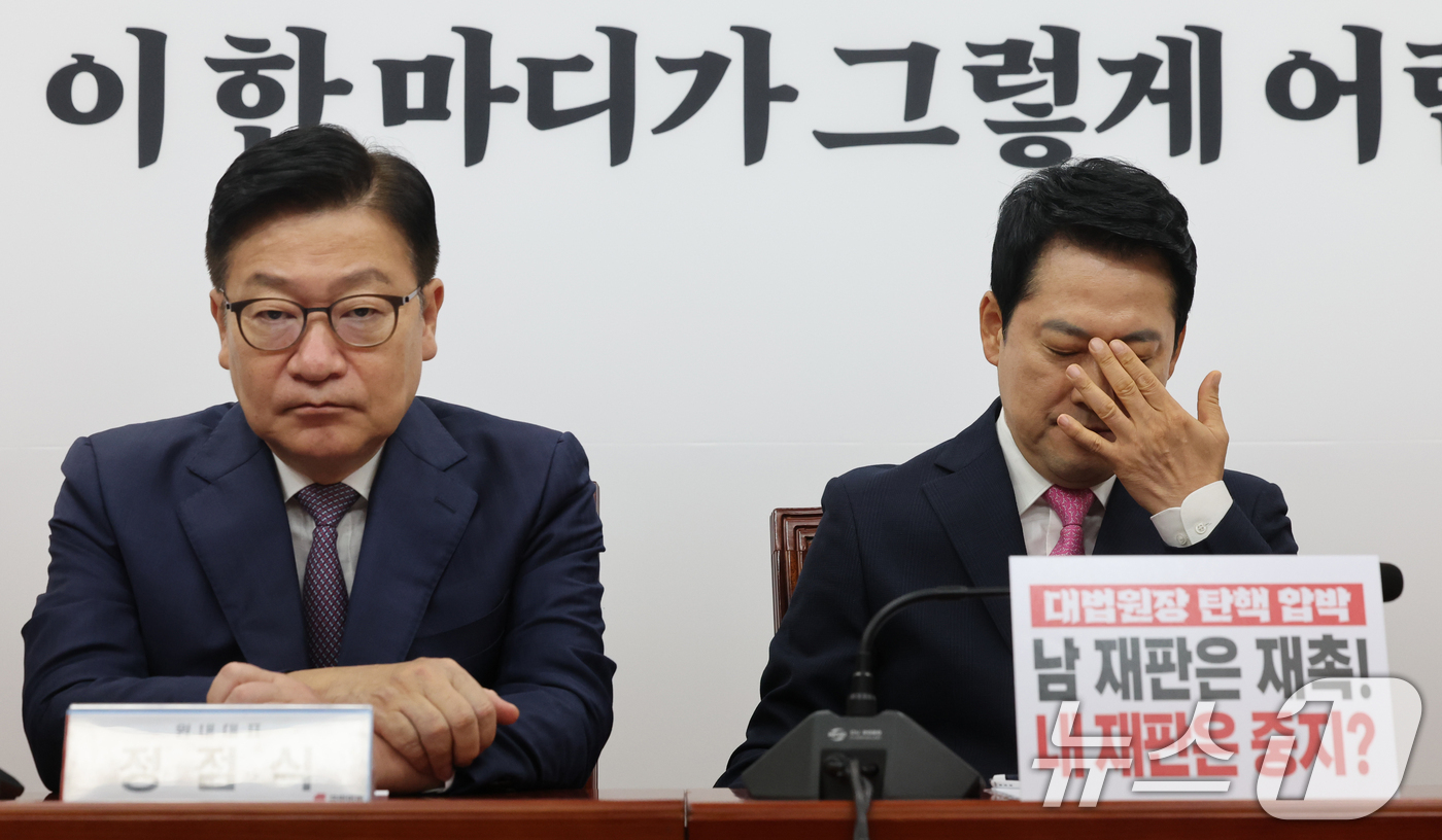 (서울=뉴스1) 황기선 기자 = 국민의힘 장동혁 대표(오른쪽)와 정점식 원내대표가 20일 오전 서울 여의도 국회에서 열린 최고위원회의에 자리하고 있다.  2026.8.20/뉴스1