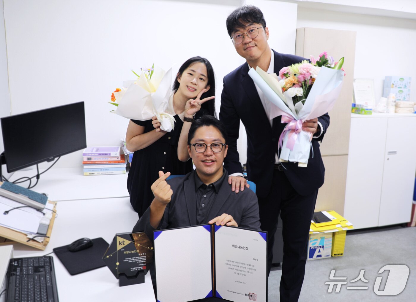 본문 이미지 - 안성규 드림스폰 대표(가운데)와 김지혜 간호사(왼쪽), ‘드림스폰’을 통해 장학 혜택을 받은 채홍윤 변호사(오른쪽) (KT 제공)