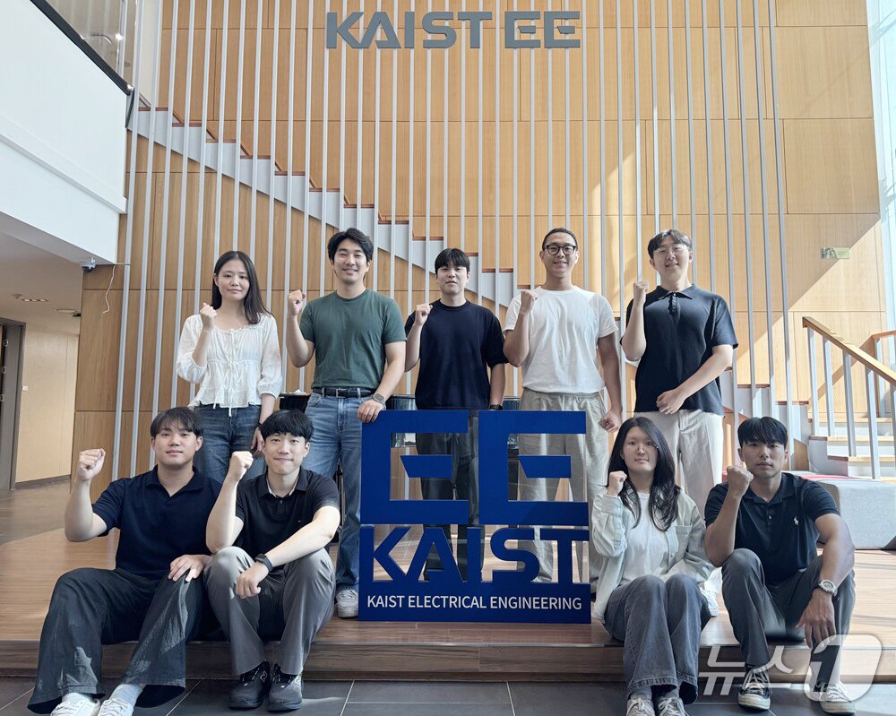 본문 이미지 - KAIST 연구진. 뒷줄 왼쪽부터 이현진 연구원, 권지민 교수, 구현호 연구원, 정학순 박사, 이용우 박사, 앞줄 왼쪽부터 박민호 연구원, 조영민 박사, 양희수 연구원, 백승훈 연구원. (KAIST 제공. 재판매 및 DB금지) 2026.8.20/뉴스1