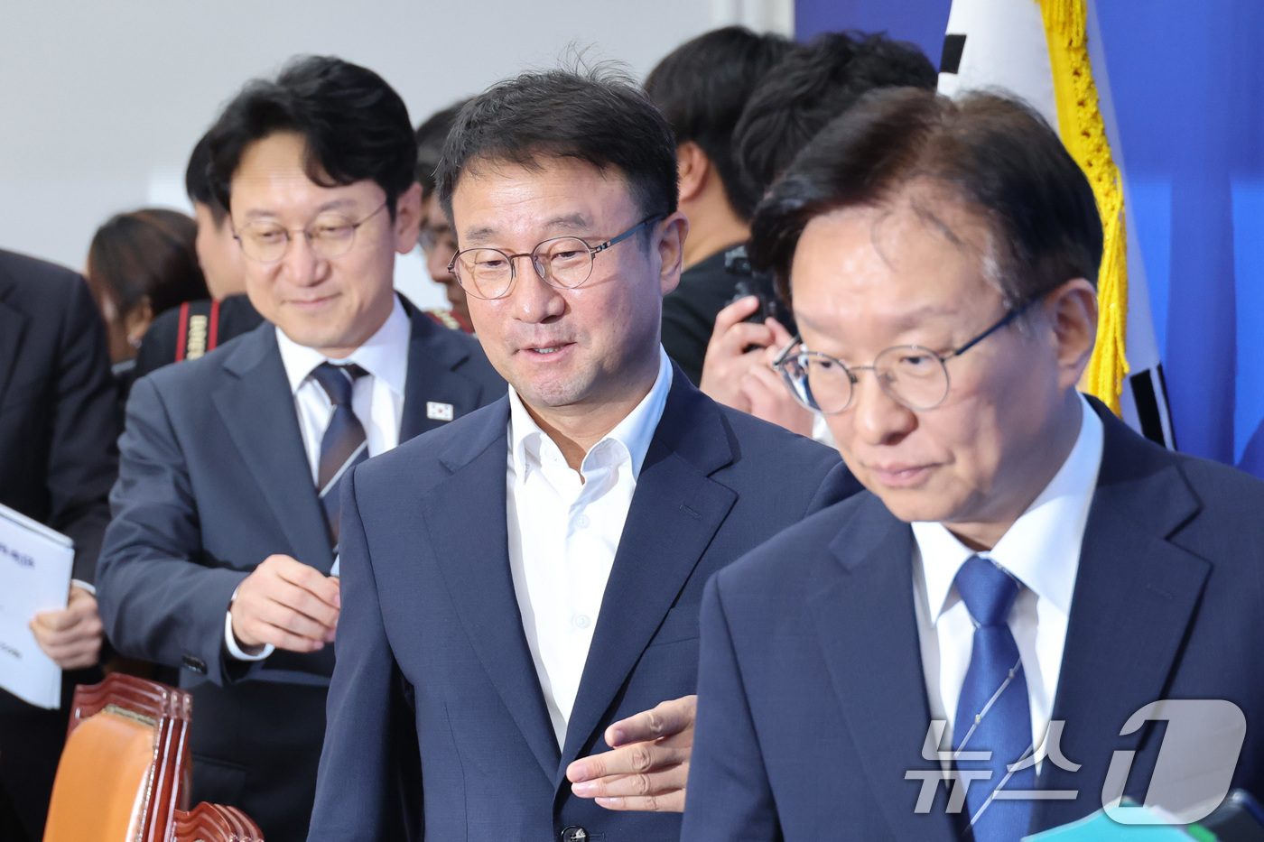 (서울=뉴스1) 신웅수 기자 = 한병도 더불어민주당 원내표와 권칠승 정책위의장이 20일 서울 여의도 국회에서 열린 정책조정회의에 참석하고 있다. 2026.8.20/뉴스1