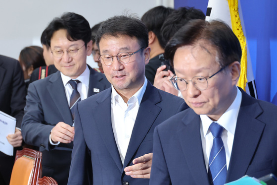 정책조정회의 참석하는 한병도·권칠승