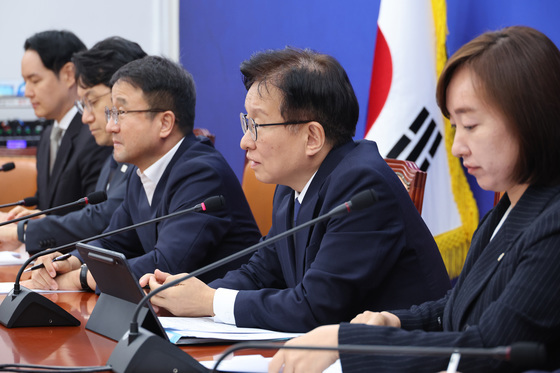 첫 정책조정회의 참석한 권칠승