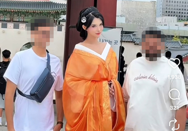 "저러고 예쁜 척 자랑"…한푸 입고 경복궁 누빈 중국 인플루언서 '눈살'