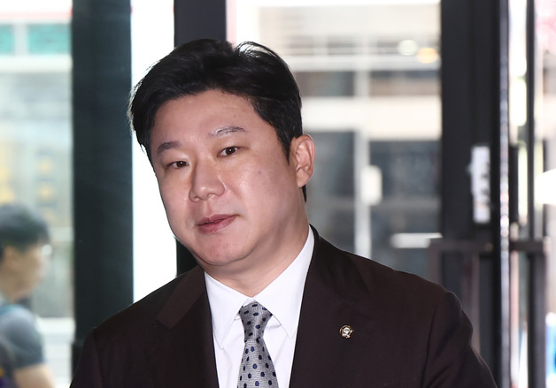 추가 소명 위해 윤리위 출석하는 진종오 의원 - 뉴스1
