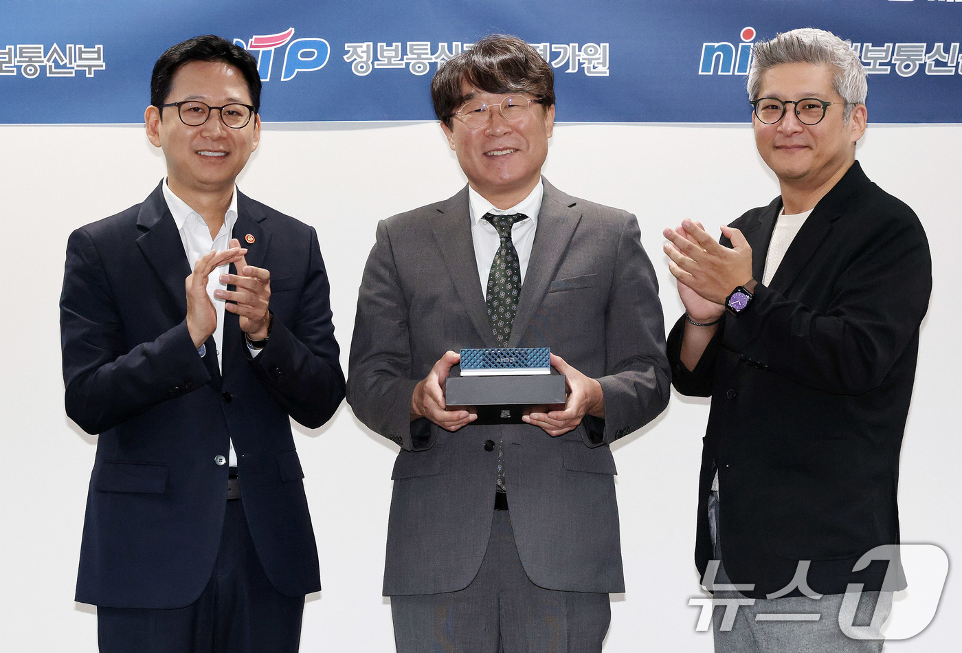 (서울=뉴스1) 박세연 기자 = 배경훈 부총리 겸 과학기술정보통신부 장관(왼쪽부터), 이 20일 서울 종로구 HJ비즈니스센터 광화문에서 열린 개방형 AI컴퓨팅 인프라 생태계 구축을 …