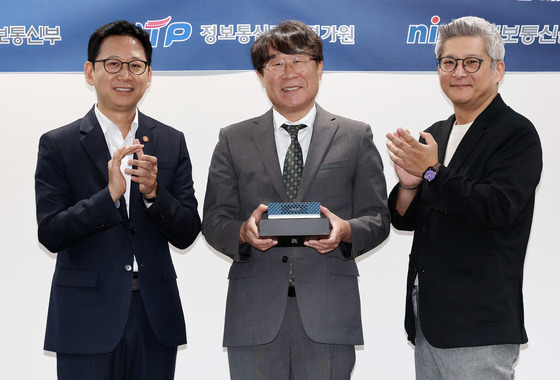 AMD, 인공지능 PC 카이스트에 기증