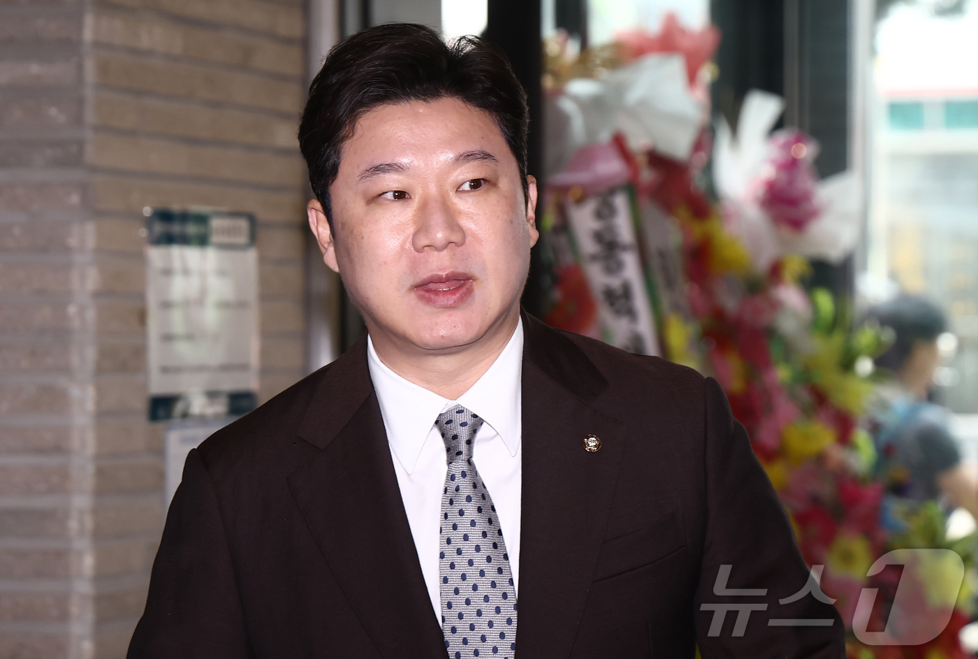 (서울=뉴스1) 김민지 기자 = 진종오 국민의힘 의원이 추가 소명을 하기 위해 20일 오전 서울 영등포구 중앙당사에서 열린 중앙윤리위원회 회의에 출석하고 있다.진 의원은 지난 6월 …