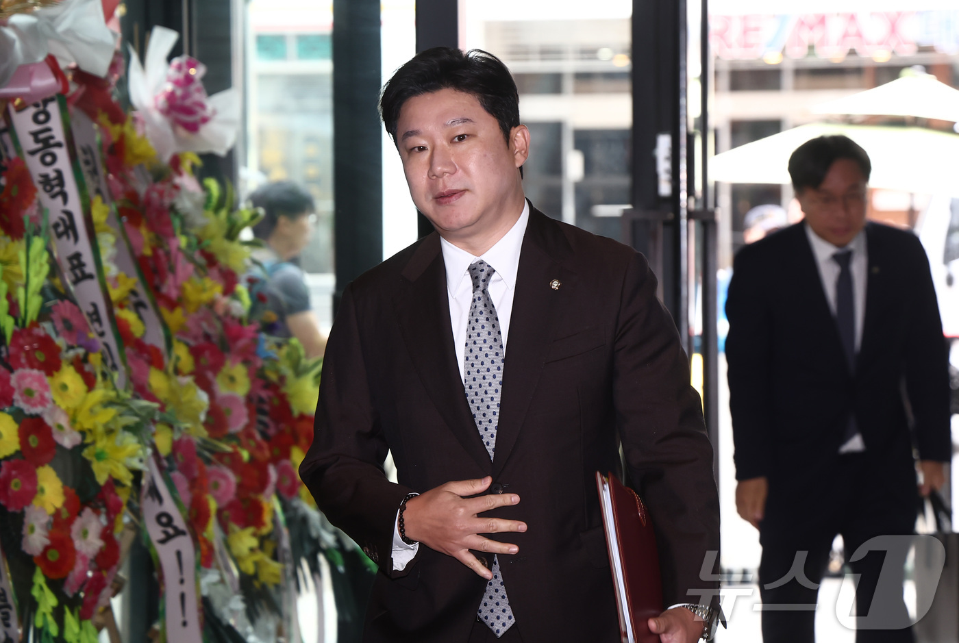 (서울=뉴스1) 김민지 기자 = 진종오 국민의힘 의원이 추가 소명을 하기 위해 20일 오전 서울 영등포구 중앙당사에서 열린 중앙윤리위원회 회의에 출석하고 있다.진 의원은 지난 6월 …
