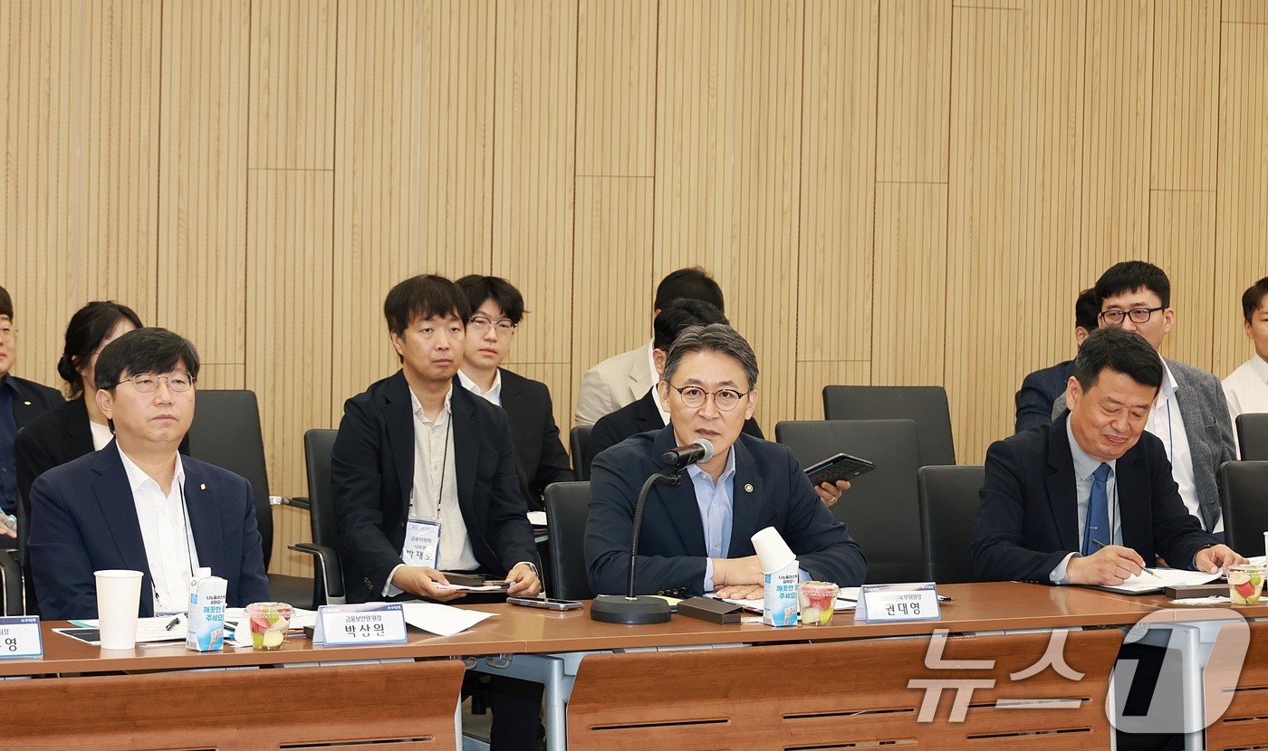(서울=뉴스1) = 권대영 금융위원회 부위원장이 20일 오전 서울 중구 우리은행 본점에서 열린 제2차 보이스피싱 근절 협의회에서 대응 관련 향후 과제 등을 논의하고 있다. (금융위 …