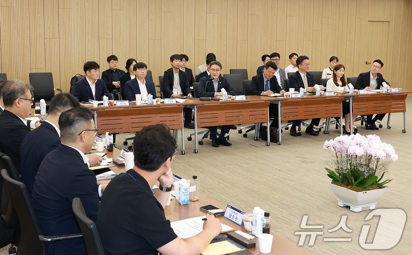 (서울=뉴스1) = 권대영 금융위원회 부위원장이 20일 오전 서울 중구 우리은행 본점에서 열린 제2차 보이스피싱 근절 협의회에서 대응 관련 향후 과제 등을 논의하고 있다. (금융위 …