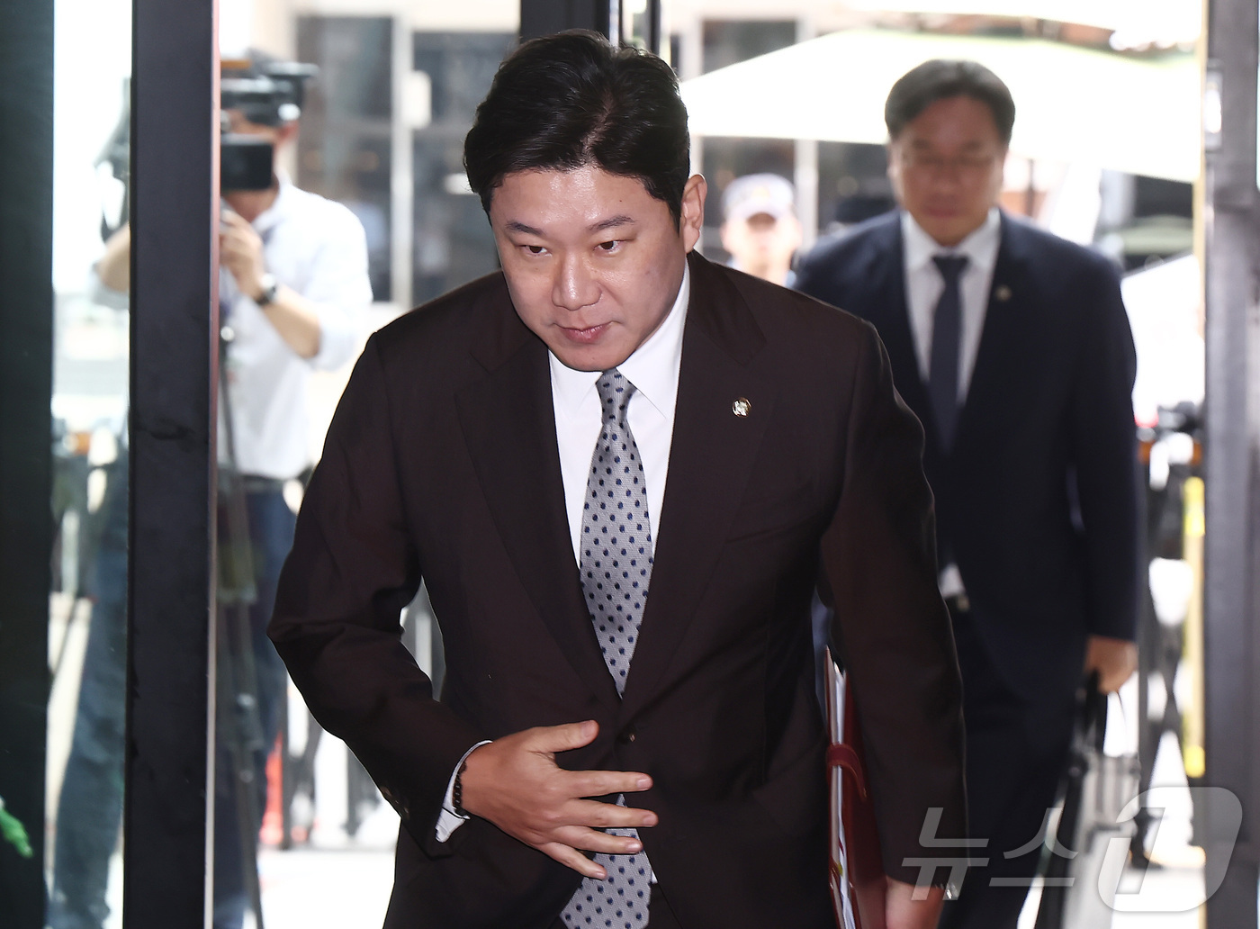 (서울=뉴스1) 김민지 기자 = 진종오 국민의힘 의원이 추가 소명을 하기 위해 20일 오전 서울 영등포구 중앙당사에서 열린 중앙윤리위원회 회의에 출석하고 있다.진 의원은 지난 6월 …