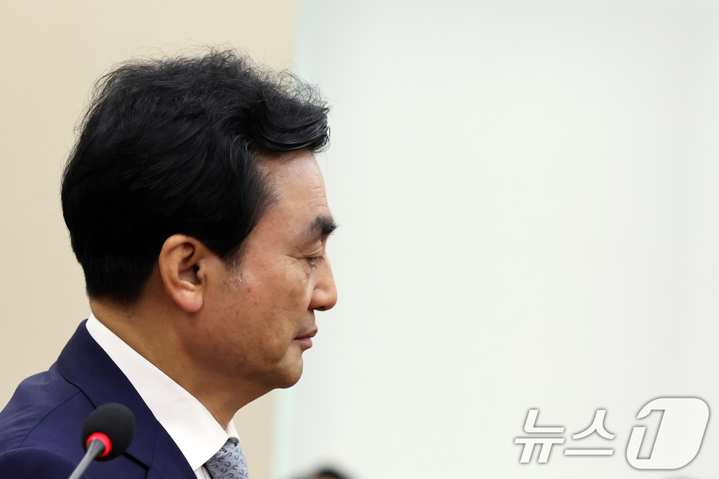 (서울=뉴스1) 황기선 기자 = 안규백 국방부 장관이 20일 오전 서울 여의도 국회에서 열린 국방위원회 전체회의에서 업무보고를 마치고 자리로 이동하고 있다.  2026.8.20/뉴 …